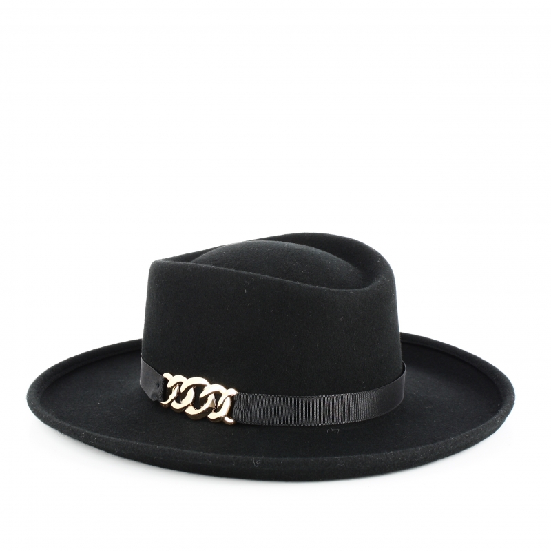 Women's hat felt with a large falda and a crimp with an ankle strap