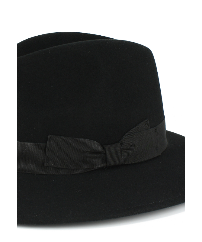 Men's medium-brimmed felt hat with ribbon, made in Italy.