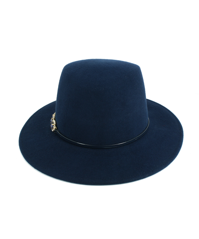 Women's felt hat with clean dome and accessory