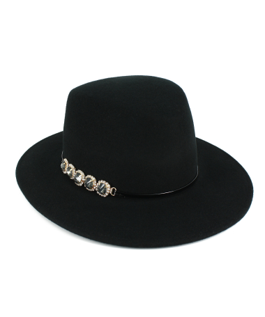Women's felt hat with clean dome and accessory