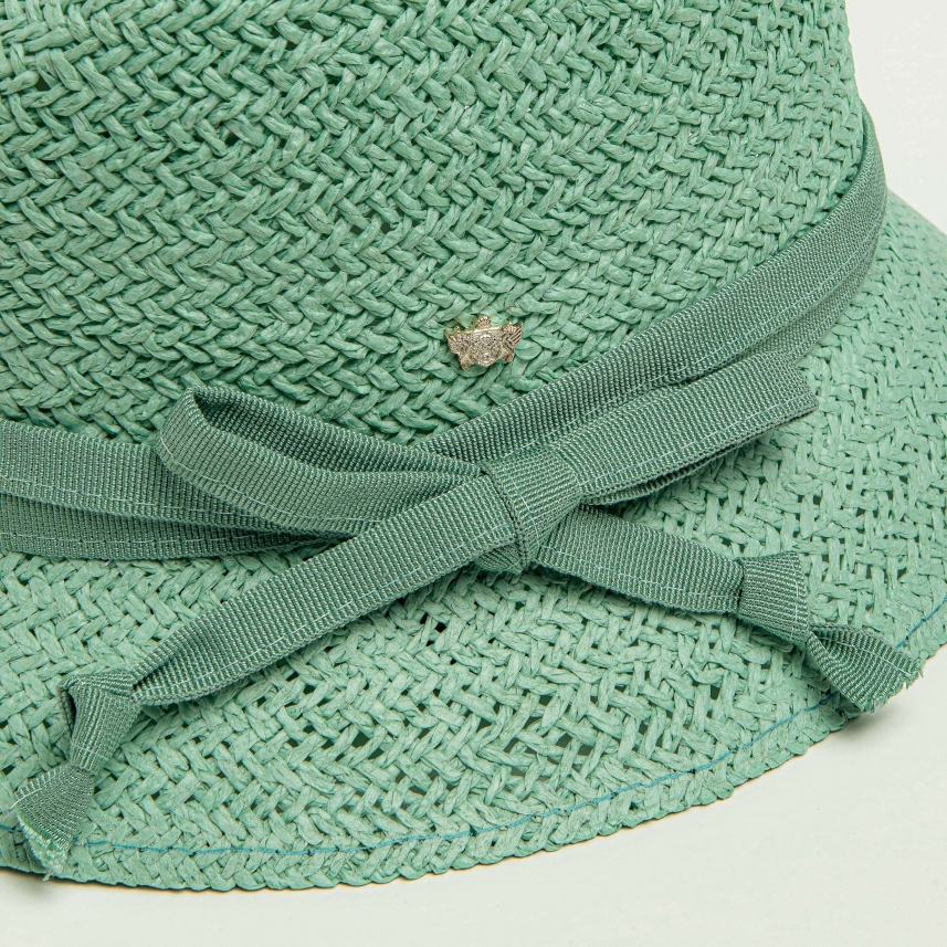 Einfarbiger Damenhut aus gedrehtem Papier in Pastellfarben