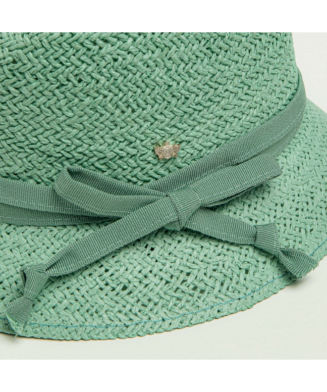 Einfarbiger Damenhut aus gedrehtem Papier in Pastellfarben
