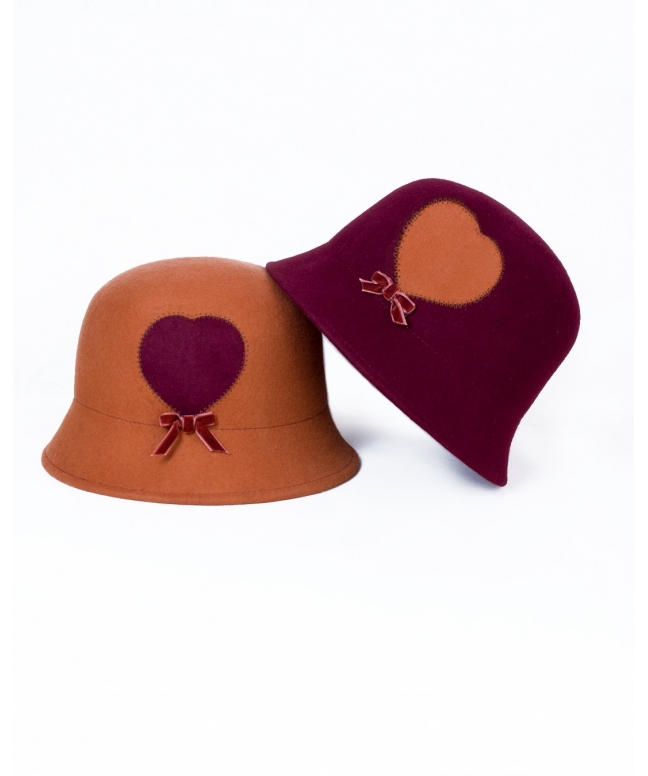 Felt cloche heart applied in contrast