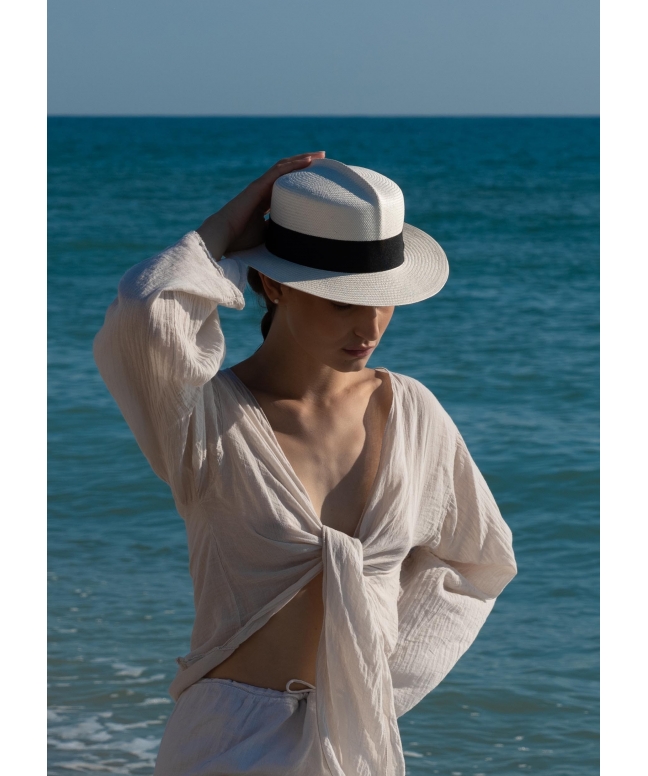 Panasoft hat with round head and fine Panama Montecristi crest rib